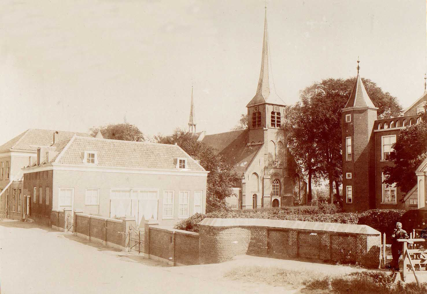 Het koetshuis, de kerk en het kasteel in 1897