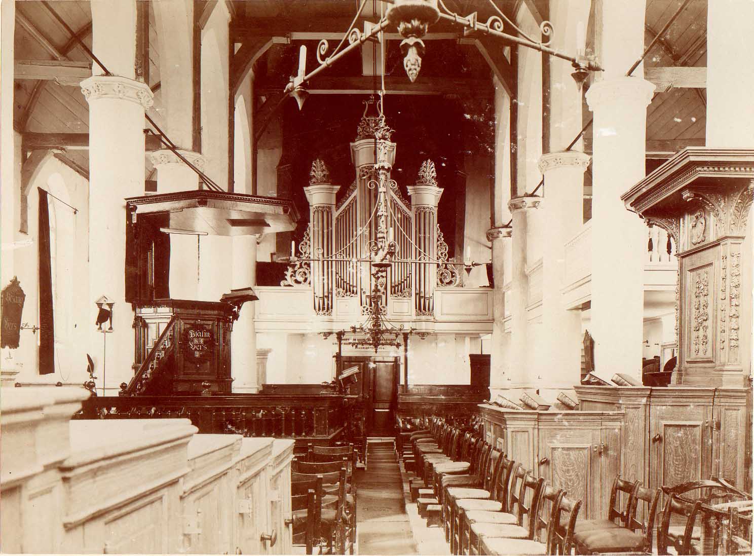 Kerkinterieur rond 1897 naar het westen gezien